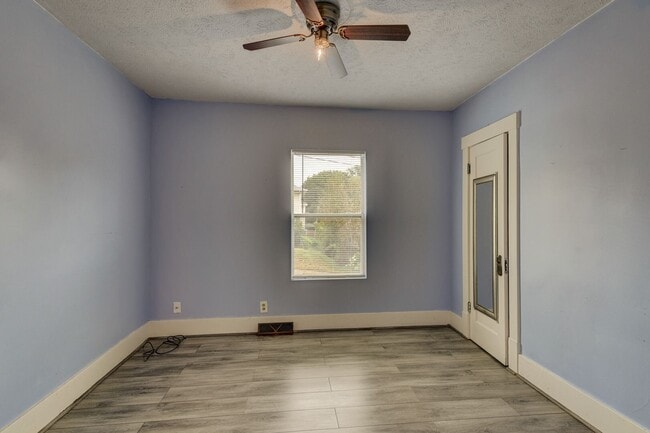 Building Photo - Charming and Spacious Home!