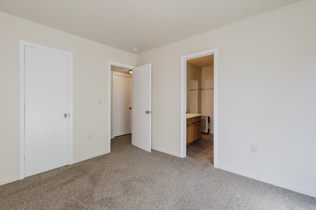 Building Photo - 21 W Golf Pl