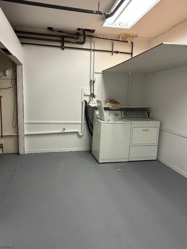 Building Photo - 18 Montrose Ave