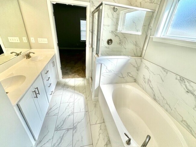 Building Photo - LakesideCirW5560