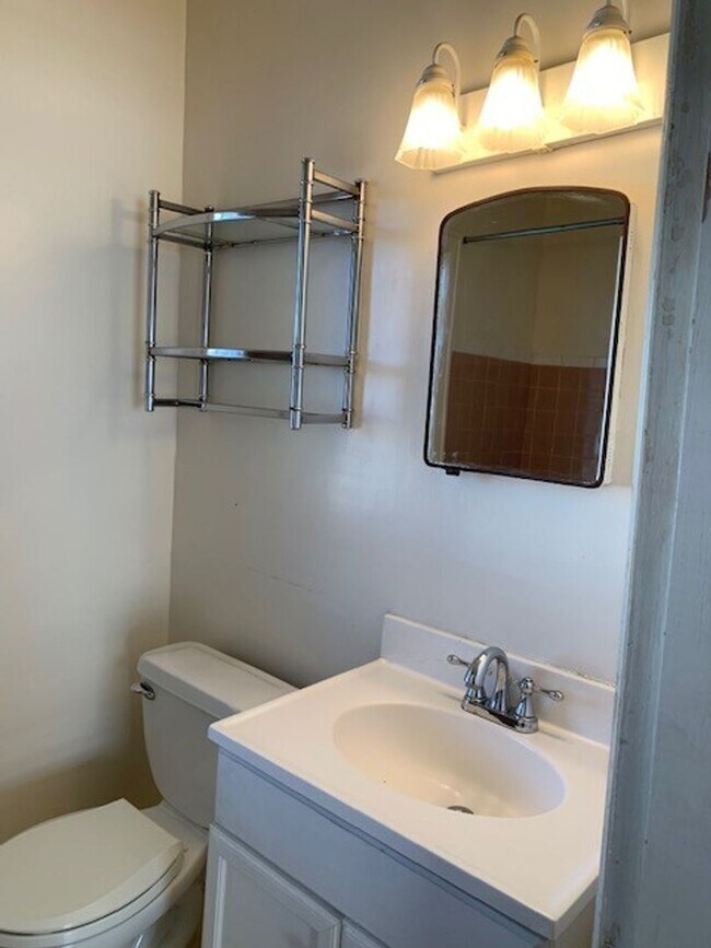 Building Photo - Duplex located close to UK, Downtown or St...