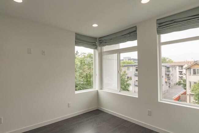 Building Photo - 2Bd/1.75Ba Seattle Townhome