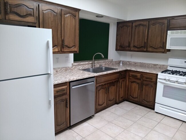 Building Photo - 2 Bedroom, 2 Bathroom! Lovely Home Coming Soon!