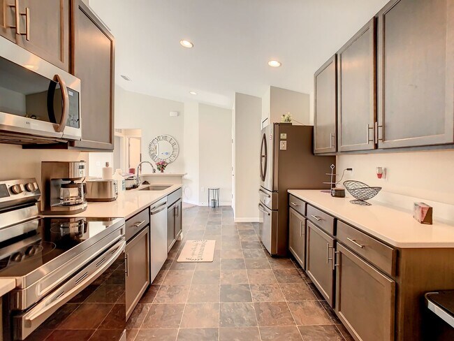 Building Photo - Beautiful 3 Bedroom 2 bath Home in desirab...