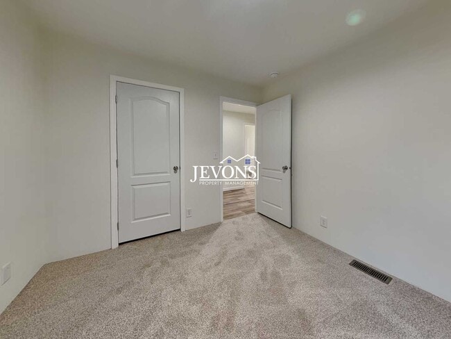 Building Photo - Rent Ready!