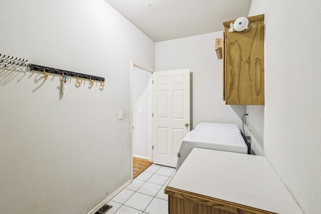 Building Photo - Spacious 4 Bedroom + Bonus Room & Office