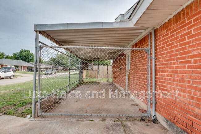 Building Photo - 1009 NW 12th St