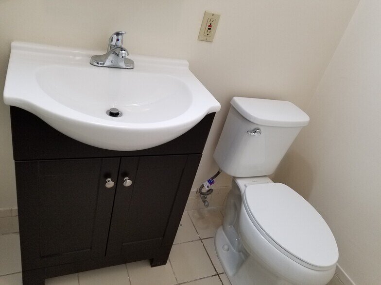 Building Photo - 2326 Monroe St