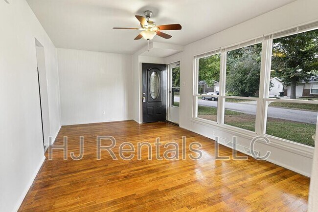 Building Photo - 532 Holiday Ave