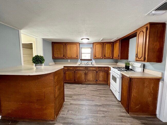 Building Photo - 501 W Elm St