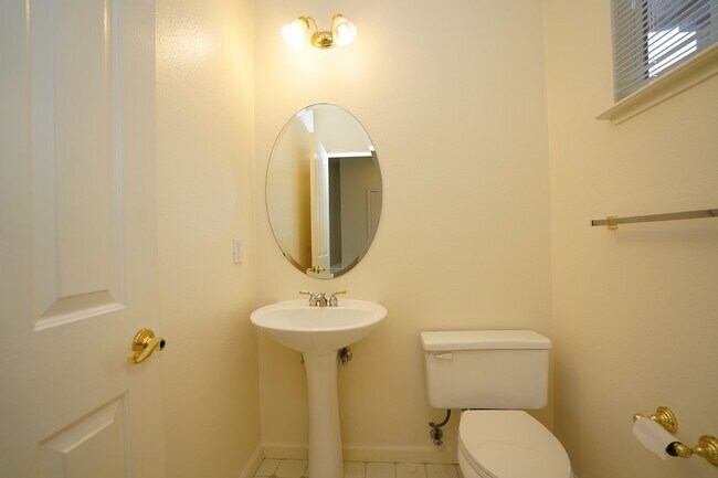 Building Photo - Spacious Home in Excellent Location!