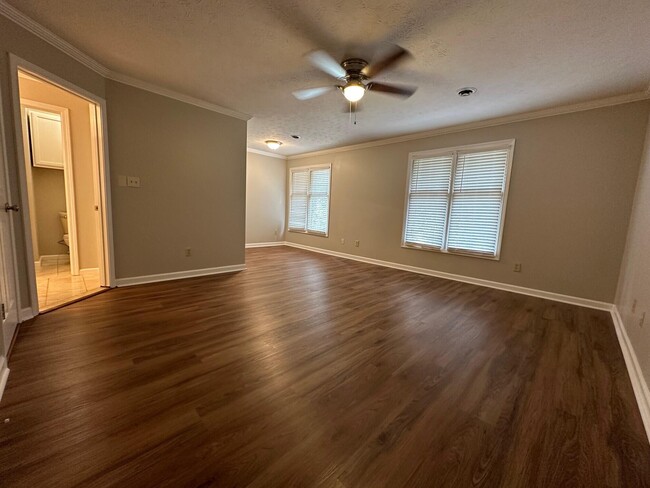 Building Photo - 3505 Lakeside Ct