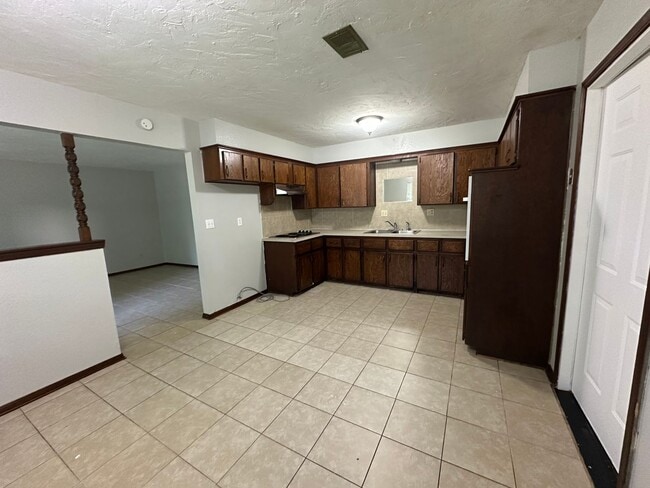 Building Photo - 3 Bed, 1 1/2 Bath, 1 Car Garage