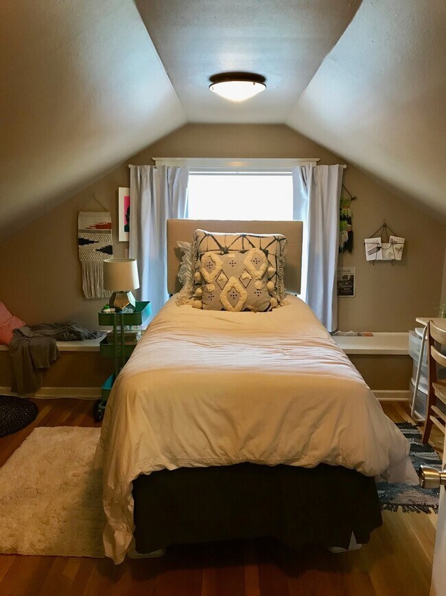 Building Photo - UT PRE-LEASE: Hyde Park 4 bed / 3 bath.  O...