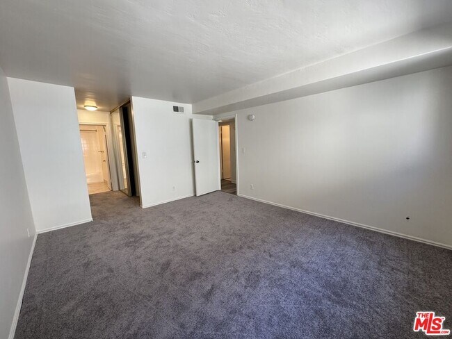 Building Photo - 6700 Hillpark Dr