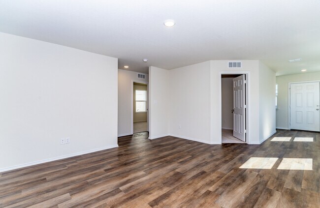 Building Photo - 5911 Rolling Gln