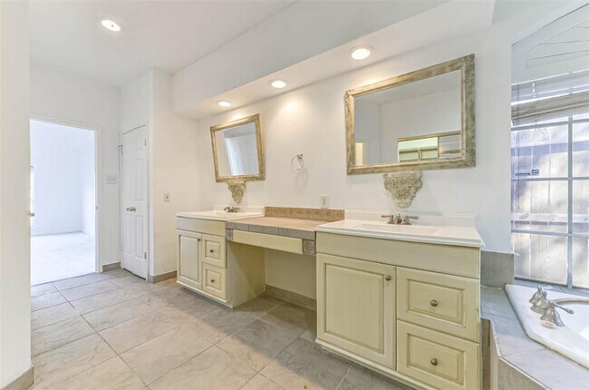 Building Photo - 15206 Evergreen Knoll Ln