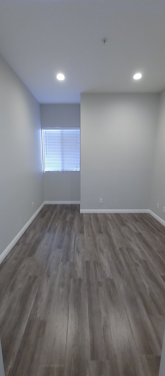 Building Photo - 2601 S Broadmoor Dr