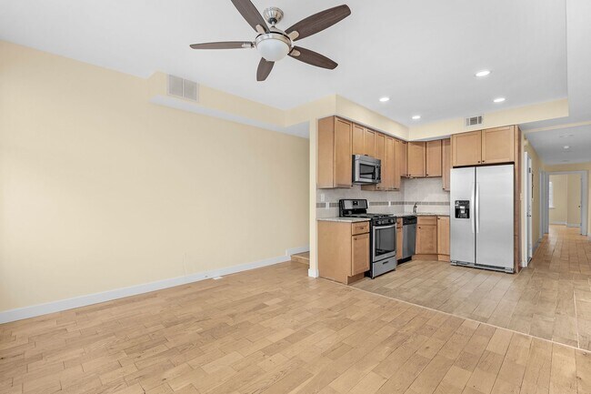 Building Photo - 212 E Chase St