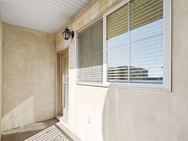 Building Photo - Luxurious Condo in North Orem