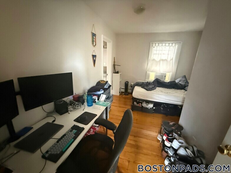 Building Photo - 10 Smith Ave