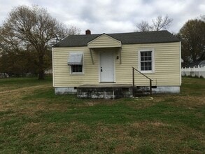 Building Photo - Cute 2 Bedroom Home with Hardwood Floors!