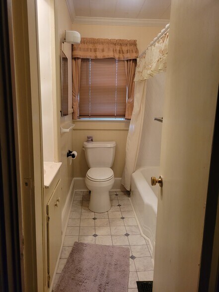 Building Photo - 206 N McCaskey Rd