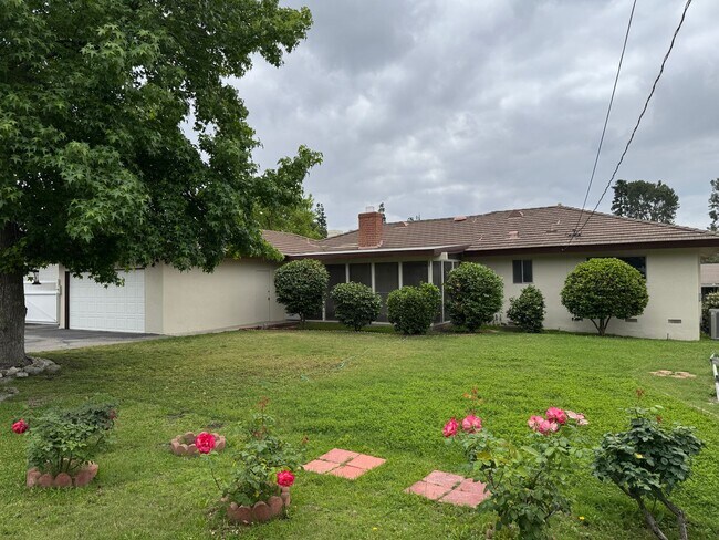 Building Photo - Beatiful Glendora Home in Desireable Area