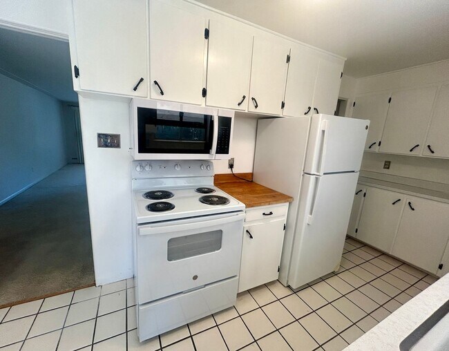 Building Photo - 4 Bedroom Ranch House - Prime Location Min...