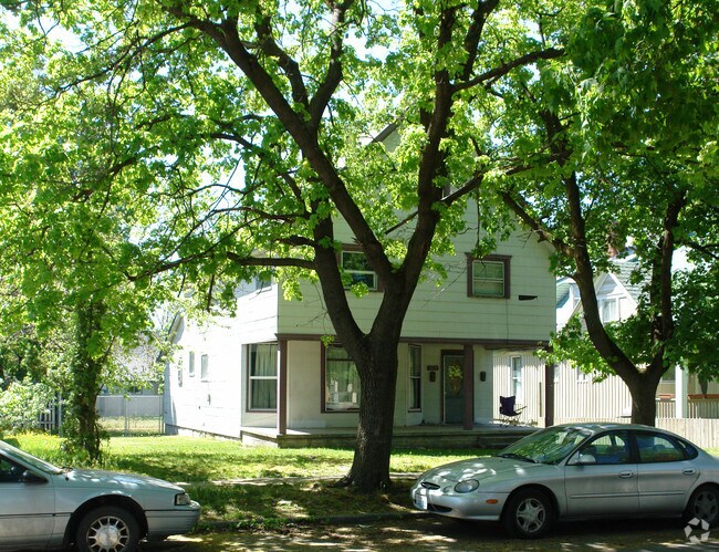 Primary Photo - 1017 W Augusta Ave