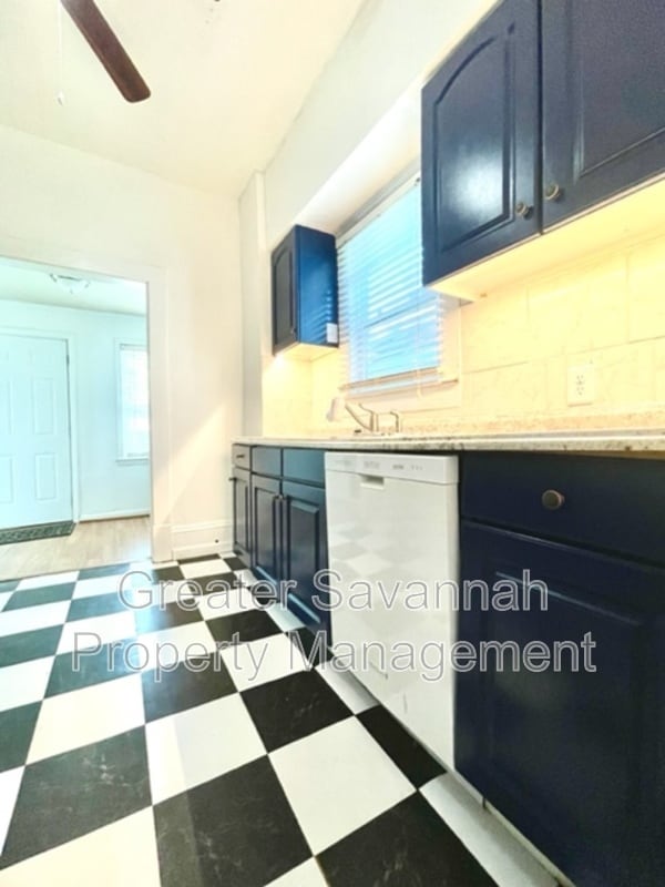 Building Photo - 637 E 39th St