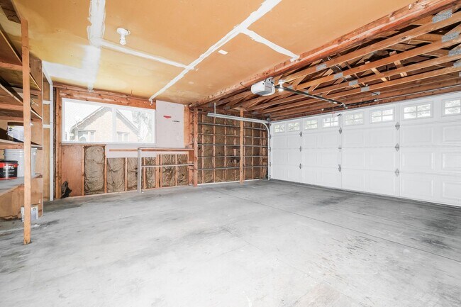 Building Photo - Versatile 5 Bedroom Retreat with Office and Outdoor Living in Burien