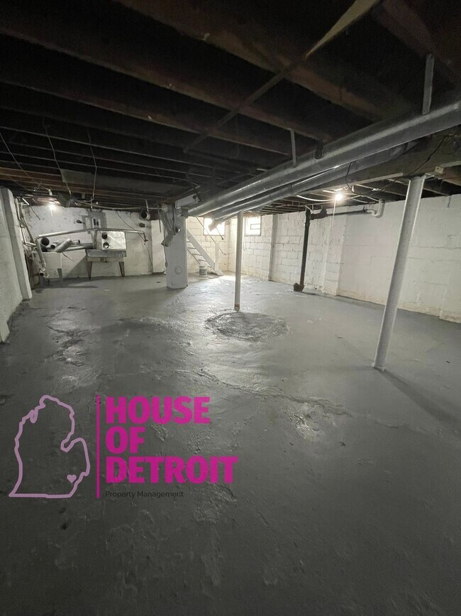 Building Photo - Summer Special~ 3 BEDROOM 1 BATH FREE PRE-...