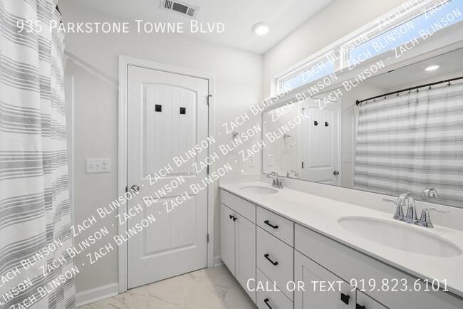 Building Photo - 935 Parkstone Towne Blvd