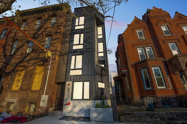 Building Photo - Fairmount/Brewery town gorgeous luxury apartment home, oversized rooms