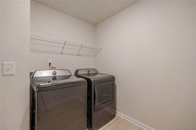 Building Photo - 14 Loebner Ln