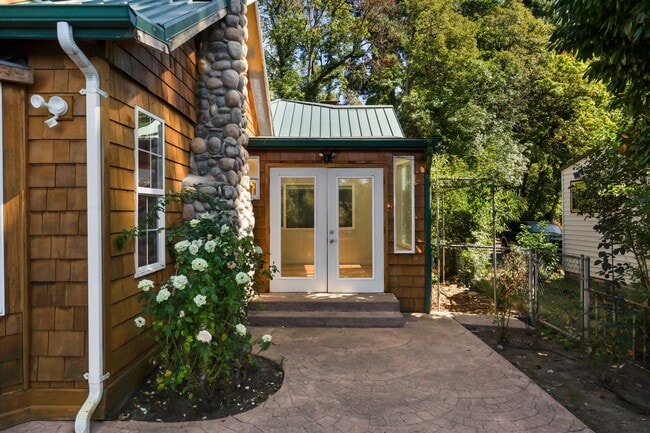 Building Photo - 14239 SE Fairoaks Ln