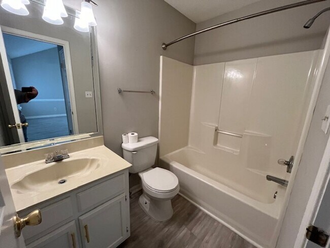 Building Photo - Renovated 2 Bedroom 2 Bath Home for Rent!