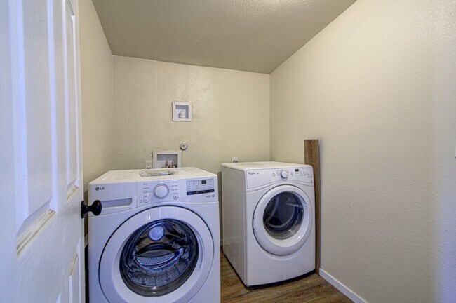 Building Photo - 1410 Kamar Dr