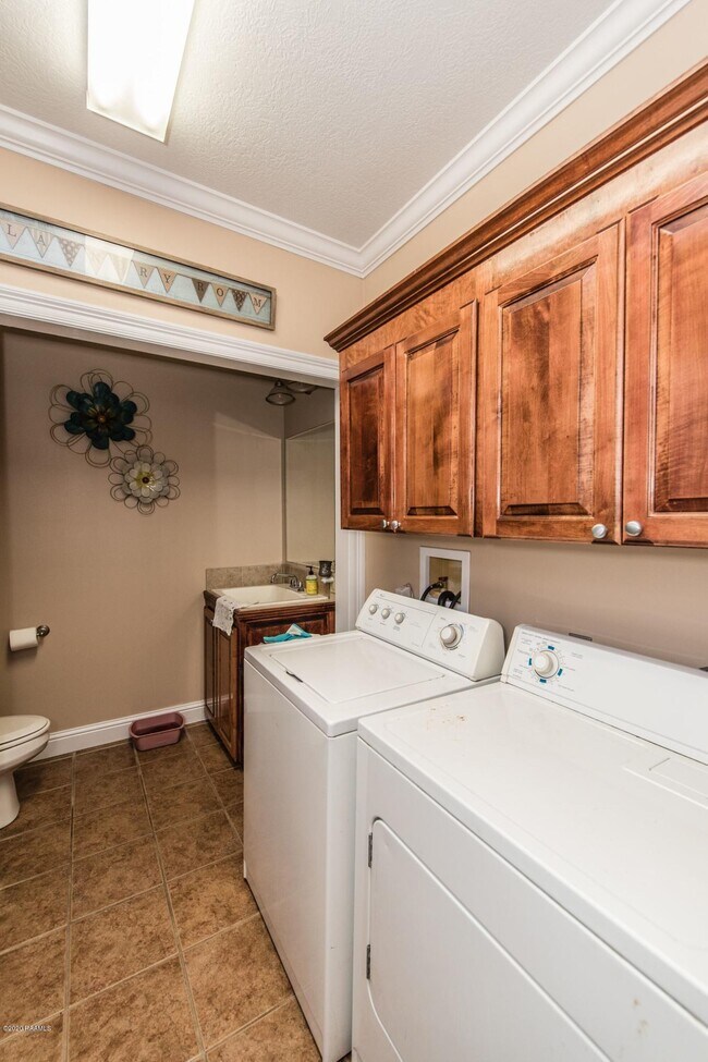 Building Photo - 1738 Red Bud Ln