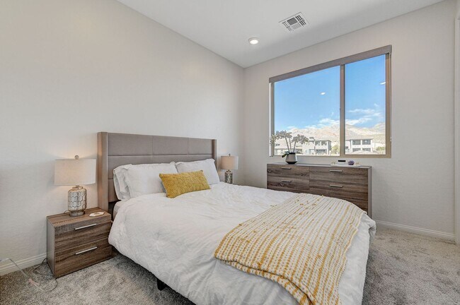 Building Photo - Stunning Fully Furnished 5-Bedroom Home in...