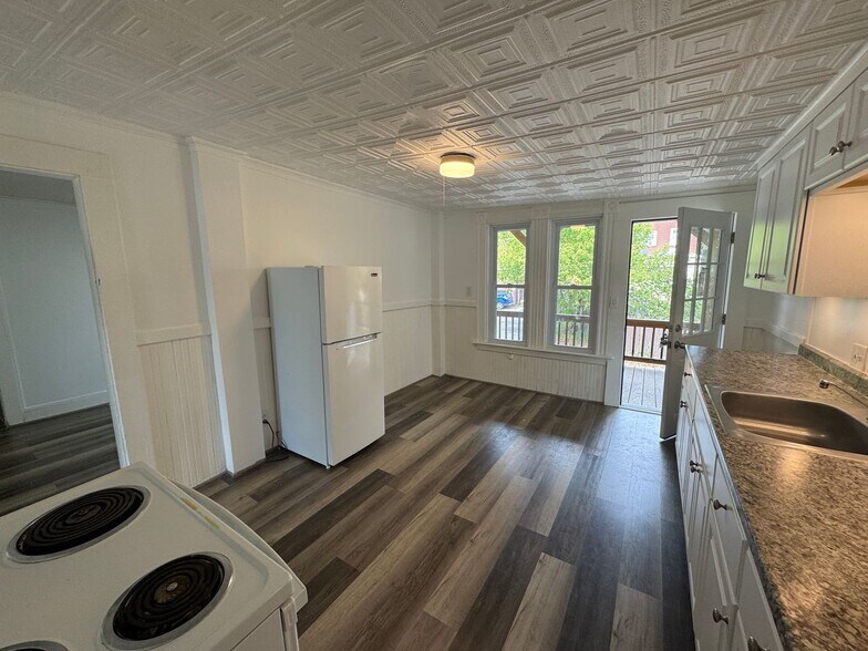 Interior Photo - 17 Sullivan St