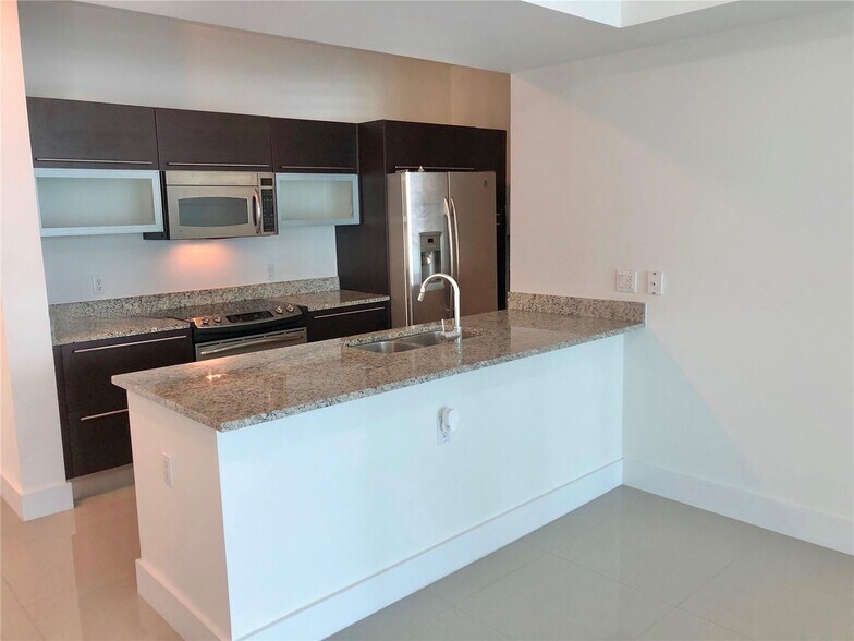Building Photo - 950 Brickell Bay Dr