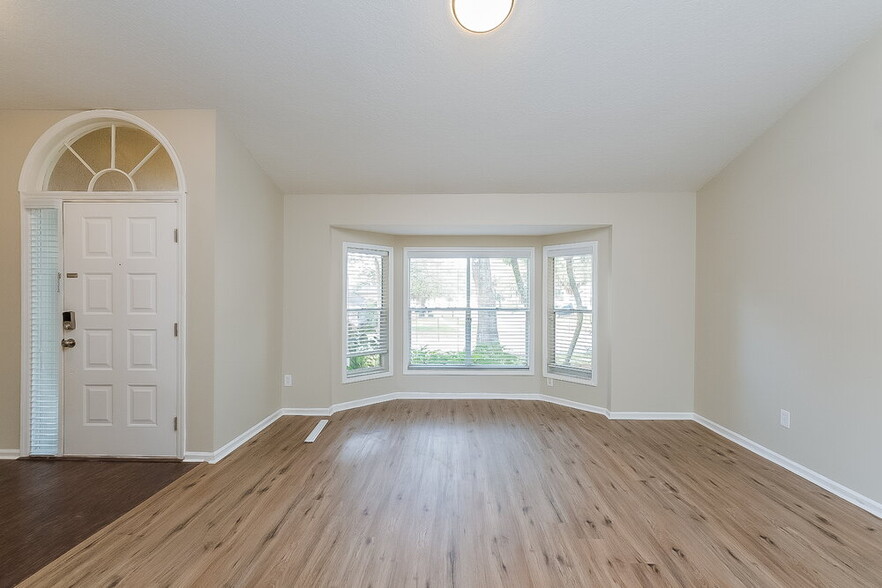 Building Photo - 4551 Oak River Cir