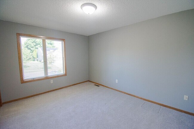 Building Photo - Pristine, Bright, and Move-In Ready in SW Rochester!