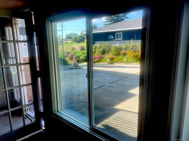 Building Photo - 534 Hoover St