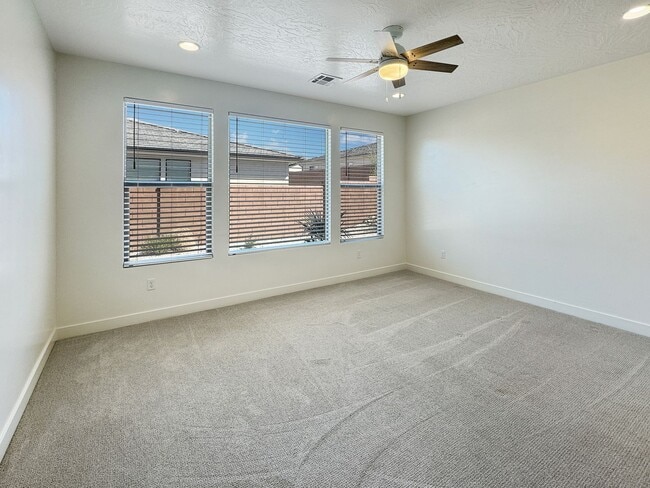 Building Photo - 3011 E Lavatera Dr