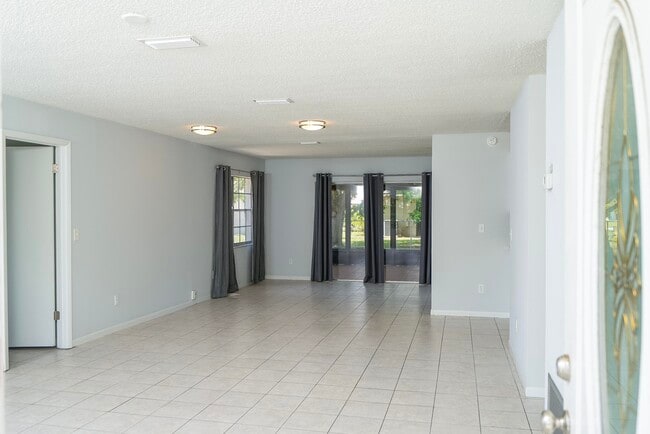 Building Photo - 354 Shores Blvd