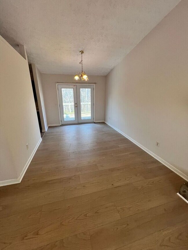 Building Photo - Hard to find and easy to love—this spacious Sugar Hill home won’t last long!