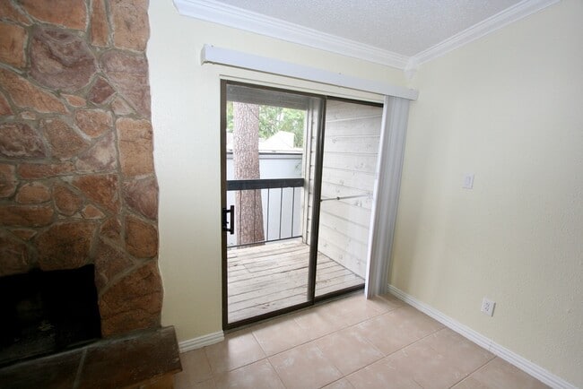 Building Photo - 17331 Red Oak Dr